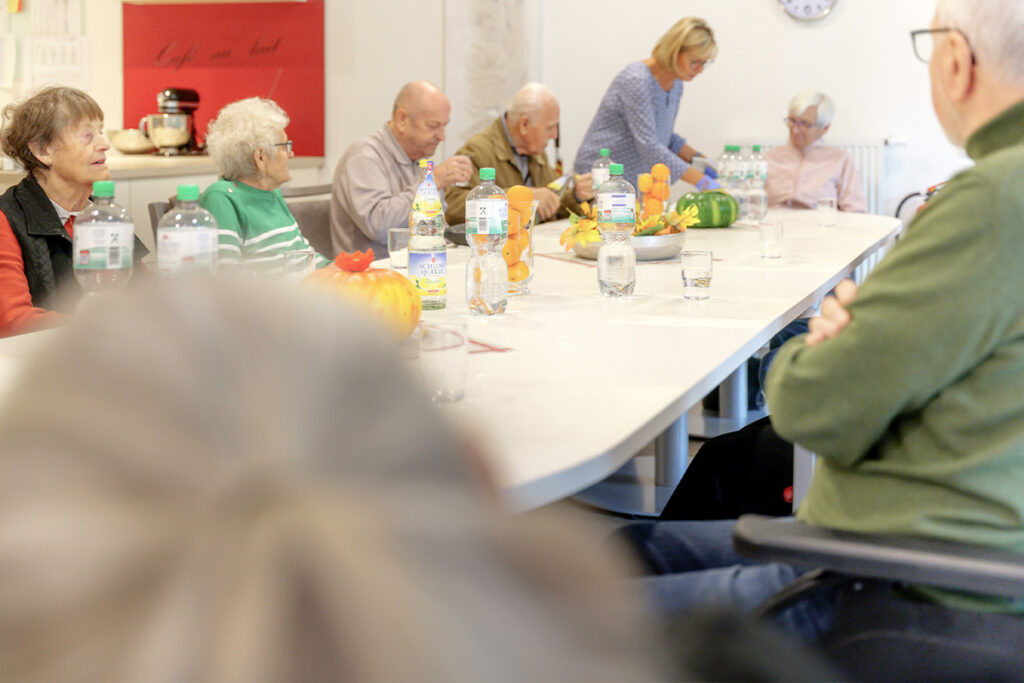 Gemeinsam Essen in der Tagespflege im Altenheim St. Johannes in Recklinghausen Suderwich